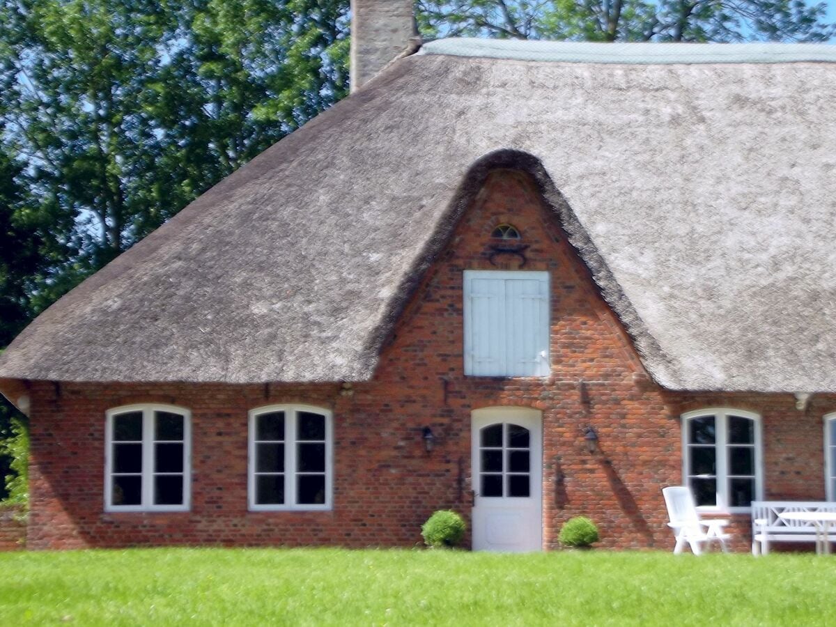 Exklusives Landhaus unter Reet mit großem Garten