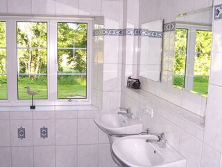 Bathroom with view into the garden