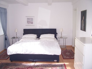 Blaues Schlafzimmer mit Doppelbett