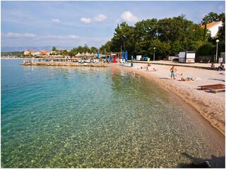 Feinkieselstrand mit Duschen und Toiletten