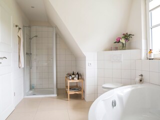 großes Badezimmer mit Eckbadewanne, Dusche und Sauna