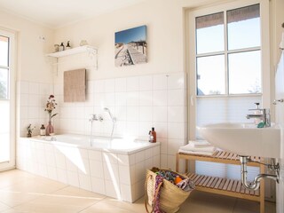 Großes Badezimmer im EG mit Badewanne und Dusche