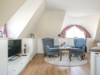 Schlafzimmer 1 im OG mit Sitzecke und TV