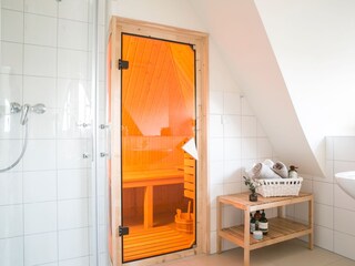 Badezimmer 2 im OG mit Sauna und Dusche