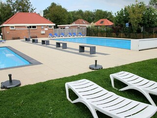 Beheiztes Schwimmbad im Park