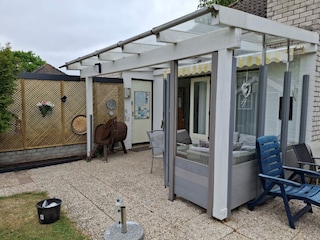 Große überdachte Terrasse, Gartenseite