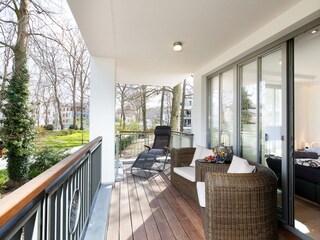 Balkon von den Schlafzimmern aus begehbar mit Parkblick