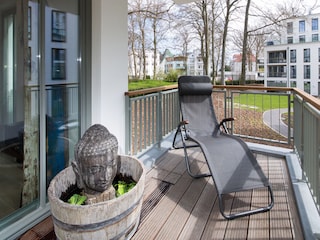 Balkon mit Sonnenliegen und Buddhabrunnen