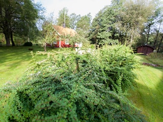 Blick auf das Haus und das Gästehäuschen