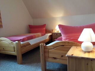 Schlafzimmer 2 mit Einzelbetten im OG