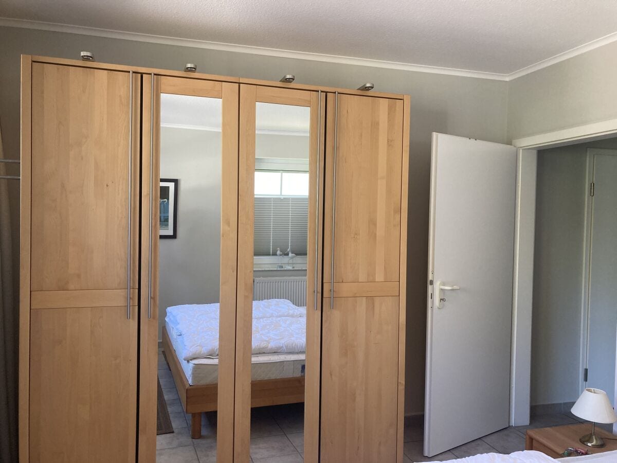 Schlafzimmer mit Schrank