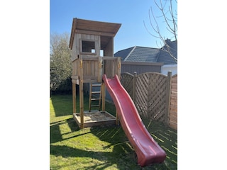 Spielturm im Garten