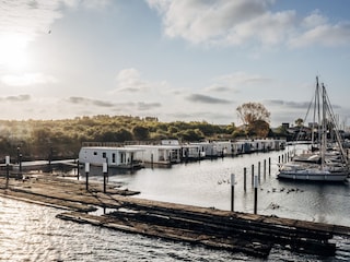 Hausboot-Idylle in unserem Hafen