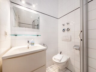 Bad mit Dusche und WC.