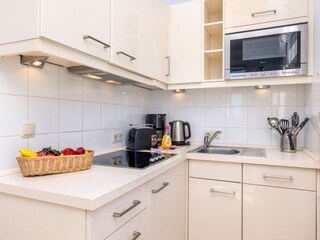 Küchenzeile mit Mikrowelle.