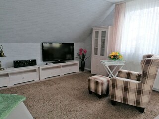 Wohnzimmer - TV + Ohrensessel