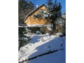 Blick von FeWo-Balkon in winterlichen Garten