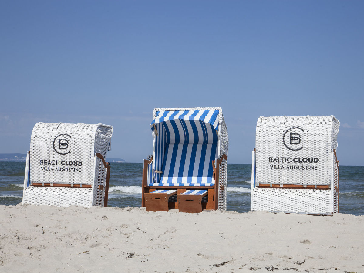 am Strand steht ein Strandkorb bereit