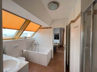 ...mit Wellnessdusche und Badewanne!