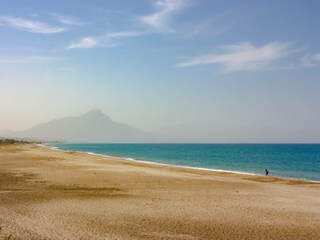 Der Sandstrand befindet sich nur 350 m entfernt