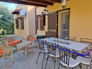 Covered terrace with dining table