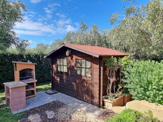 Grillplatz mit Holzkohlegrill im Garten