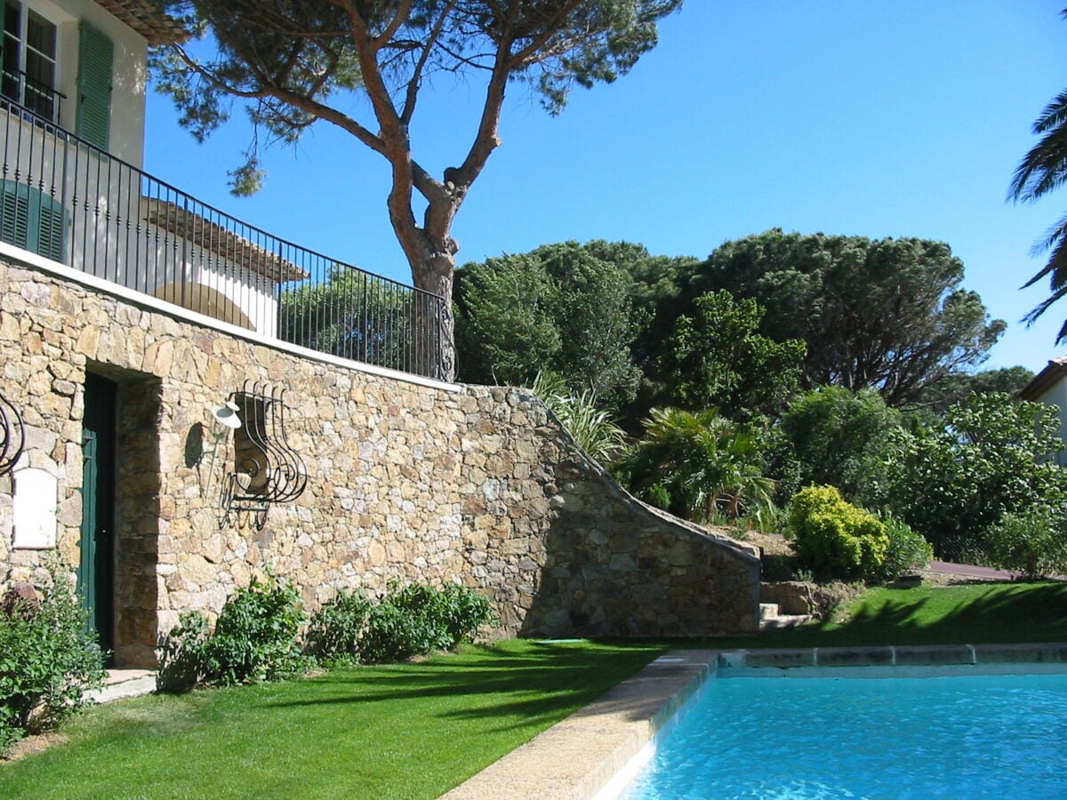 Ansicht Garten - Poolhouse mit Badezimmer