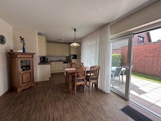 Küchenbereich mit Blick auf die Terrasse