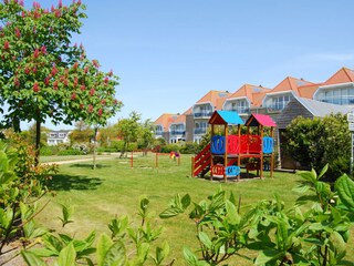 Blick in den gepflegten Garten und den Spielplatz