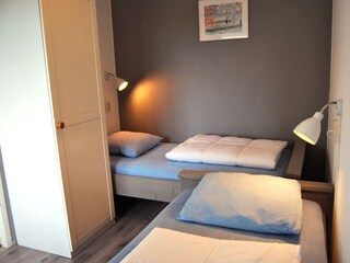 Das Schlafzimmer mit zwei Einzelbetten