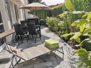 Große, sonnige Terrasse