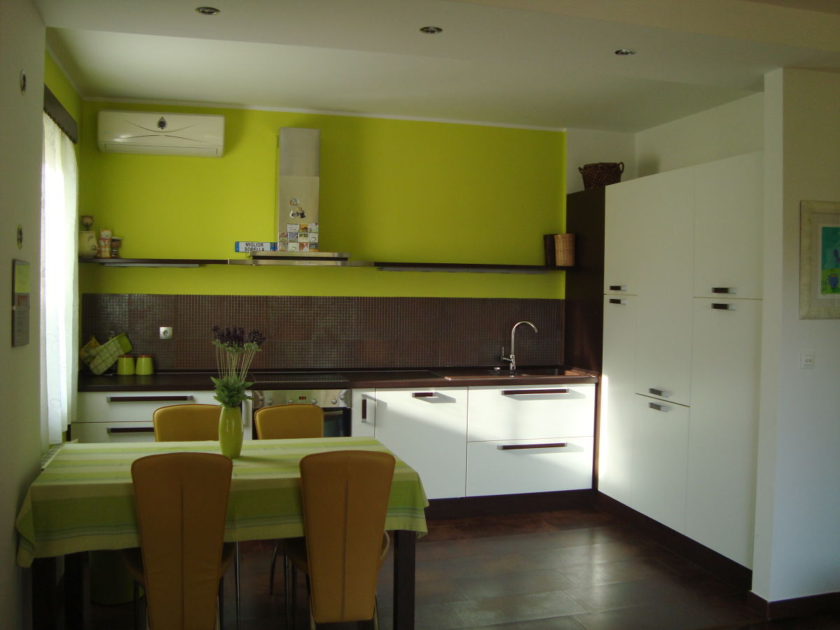 excelent Kitchen with dinning table