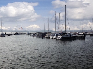 traumhafter Ausblick auf Wellen, Wolken, Boote, Vögel