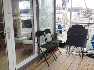 die Bug-Terrasse in Lee hat meist Sonne und wenig Wind