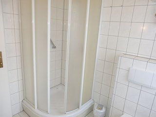 Badezimmer mit Dusche