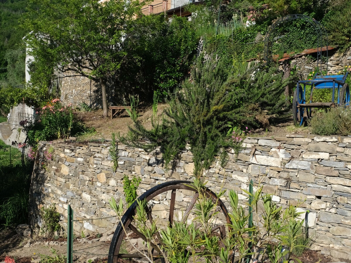 Nach alter Handwerkskunst wieder aufgebaut: Gartenmauer