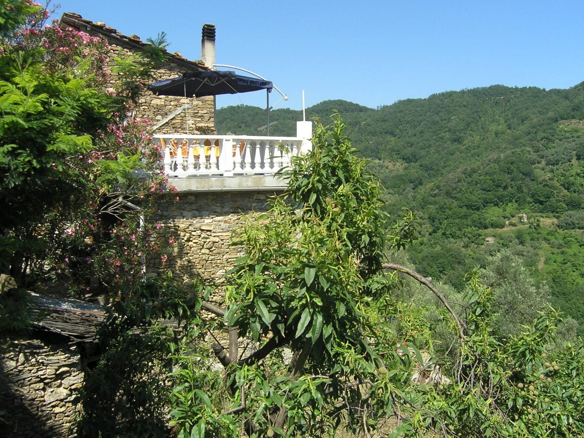 Ob große Südterrasse oder Hof: Panoramablick ins Tal