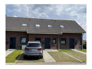 Voderansicht mit den Stellplätzen