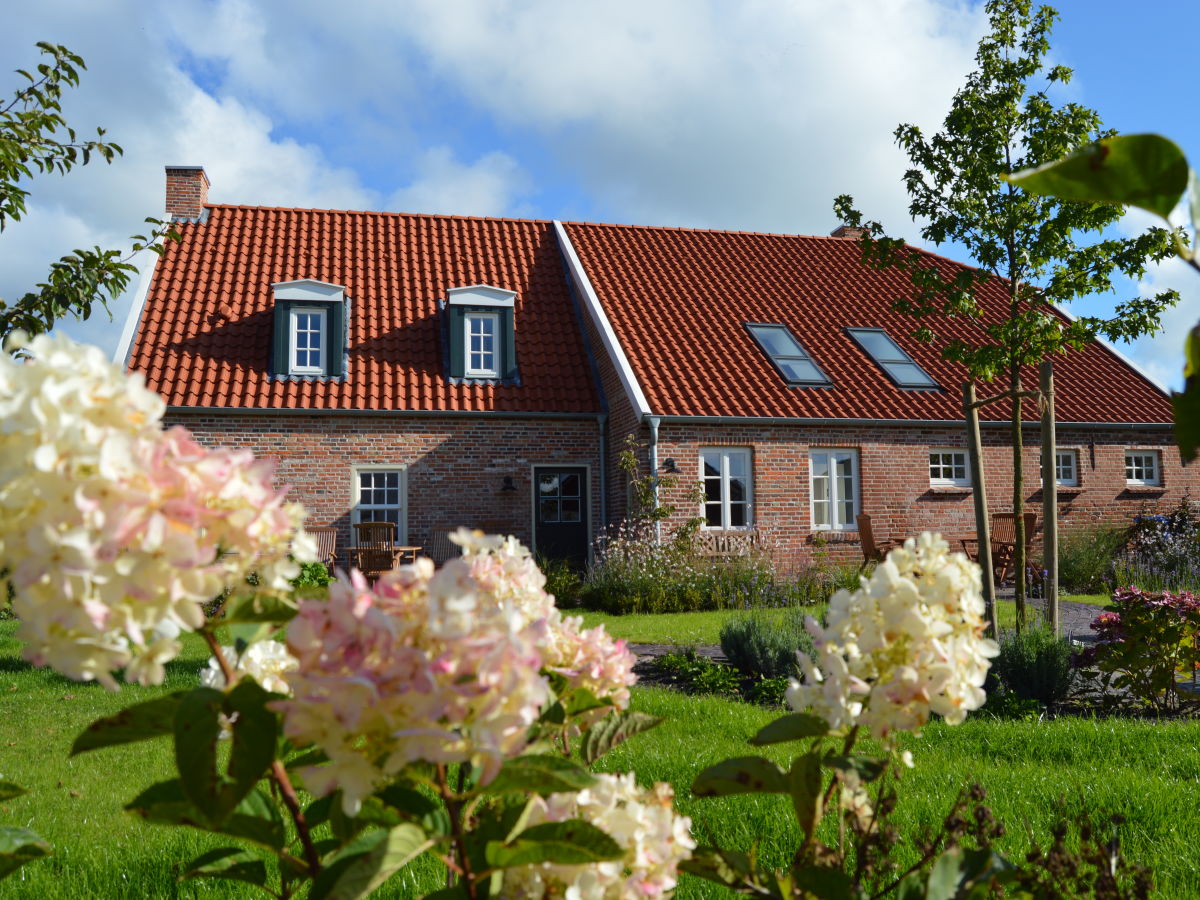 großer Garten mit Sonnenliegen und Terrassenmöbeln