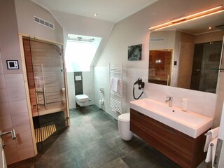 Badezimmer im Obergeschoss mit Sauna