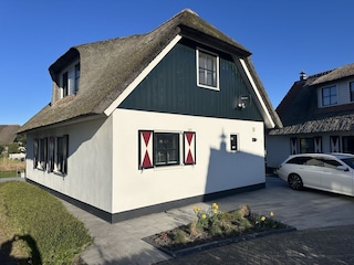 Außenansicht mit Parkpaltz