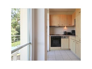 Dwarslöper Whg. Dwa19 - Blick in die offene Küche mit Zugang anf einen Balkon