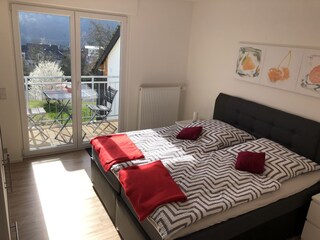 Schlafzimmer mit Boxspringbett