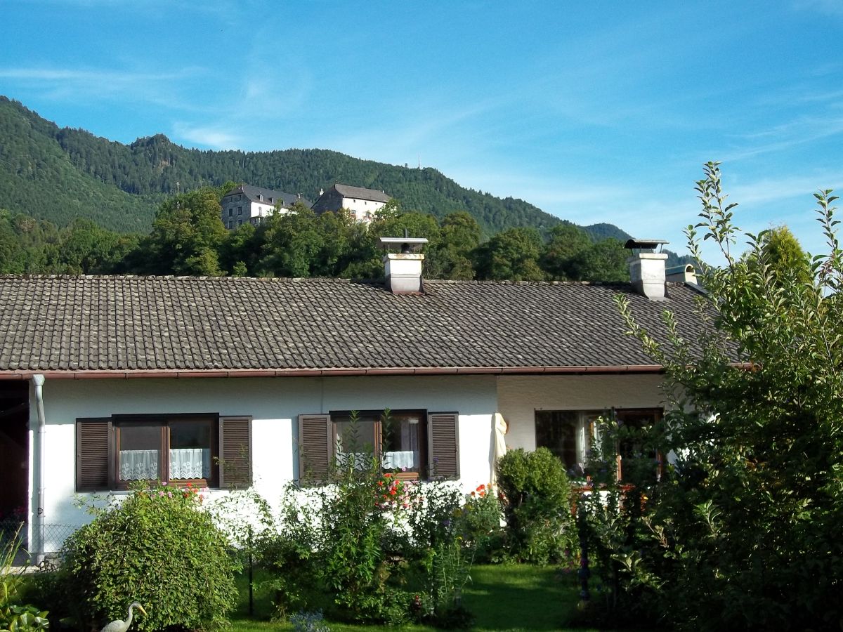 Ferienhaus Irger mit Bick auf die Burg Marquartstein