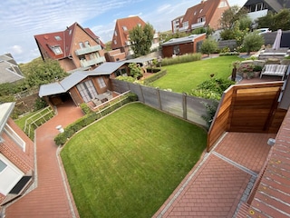 Blick auf die eigene Terasse mit Garten