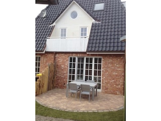 Terrasse und Balkon auf der Rückseite des Friesenhauses