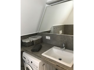 Ensuite-Bad mit Waschmaschine