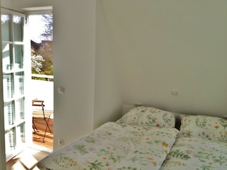 Schlafzimmer mit Balkon und Ensuite-Bad