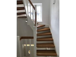 Holztreppe ins Ober- und ins Dachgeschoss