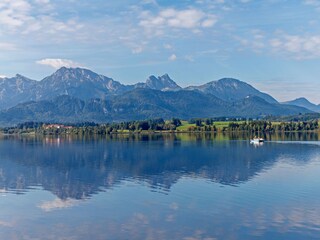 Hopfensee mit Blick in die Berge